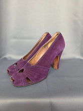 Load image into Gallery viewer, 1940s Dark Purple Cut Out Toe Suede Shoes
