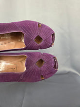 Load image into Gallery viewer, 1940s Dark Purple Cut Out Toe Suede Shoes
