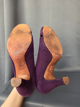Load image into Gallery viewer, 1940s Dark Purple Cut Out Toe Suede Shoes

