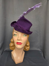 Load image into Gallery viewer, 1940s Purple Felt Topper Hat With Lilac Feather
