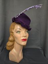 Load image into Gallery viewer, 1940s Purple Felt Topper Hat With Lilac Feather
