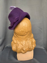 Load image into Gallery viewer, 1940s Purple Felt Topper Hat With Lilac Feather
