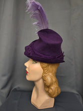 Load image into Gallery viewer, 1940s Purple Felt Topper Hat With Lilac Feather
