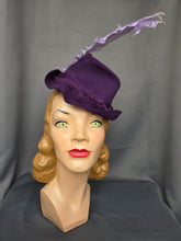 Load image into Gallery viewer, 1940s Purple Felt Topper Hat With Lilac Feather
