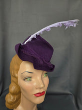 Load image into Gallery viewer, 1940s Purple Felt Topper Hat With Lilac Feather
