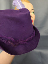 Load image into Gallery viewer, 1940s Purple Felt Topper Hat With Lilac Feather
