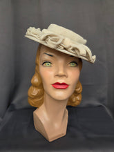 Load image into Gallery viewer, 1940s Off White Straw/Raffia Tilt Hat
