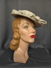 Load image into Gallery viewer, 1940s Off White Straw/Raffia Tilt Hat
