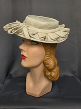 Load image into Gallery viewer, 1940s Off White Straw/Raffia Tilt Hat
