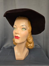 Load image into Gallery viewer, 1940s Brown Peachskin/Velvet Fedora Hat
