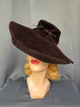 Load image into Gallery viewer, 1940s Brown Peachskin/Velvet Fedora Hat
