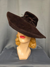 Load image into Gallery viewer, 1940s Brown Peachskin/Velvet Fedora Hat
