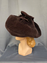 Load image into Gallery viewer, 1940s Brown Peachskin/Velvet Fedora Hat
