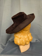 Load image into Gallery viewer, 1940s Brown Peachskin/Velvet Fedora Hat
