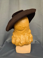 Load image into Gallery viewer, 1940s Brown Peachskin/Velvet Fedora Hat
