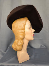 Load image into Gallery viewer, 1940s Brown Peachskin/Velvet Fedora Hat

