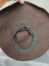 Load image into Gallery viewer, 1940s Brown Peachskin/Velvet Fedora Hat
