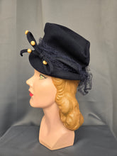 Load image into Gallery viewer, 1940s Navy Blue Felt Topper Hat With Raffia Pieces

