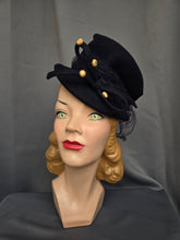 Load image into Gallery viewer, 1940s Navy Blue Felt Topper Hat With Raffia Pieces
