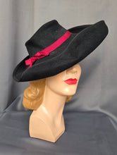 Load image into Gallery viewer, 1940s Black and Red Felt Tilt Hat
