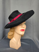 Load image into Gallery viewer, 1940s Black and Red Felt Tilt Hat

