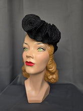 Load image into Gallery viewer, 1940s Black Raffia Topper Hat
