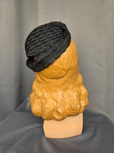 Load image into Gallery viewer, 1940s Black Raffia Topper Hat

