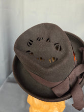 Load image into Gallery viewer, 1940s Brown Felt Cut Out Hat With Orange Feather
