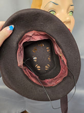 Load image into Gallery viewer, 1940s Brown Felt Cut Out Hat With Orange Feather

