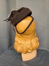 Load image into Gallery viewer, 1940s Brown Felt Topper Hat With Feathers
