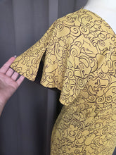 Load image into Gallery viewer, 1940s Yellow and Black Novelty Ladies Face Print Dress
