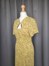 Load image into Gallery viewer, 1940s Yellow and Black Novelty Ladies Face Print Dress
