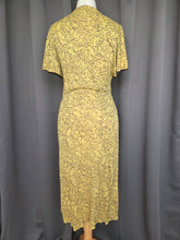 Load image into Gallery viewer, 1940s Yellow and Black Novelty Ladies Face Print Dress
