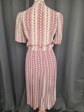 Load image into Gallery viewer, 1940s Dusky Pink and White Leaf Print Dress
