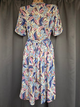 Load image into Gallery viewer, 1940s Blue Pink Leaf/Feather Crepe Dress
