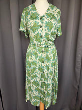 Load image into Gallery viewer, 1950s Green Flower Summer Dress
