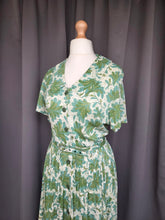 Load image into Gallery viewer, 1950s Green Flower Summer Dress

