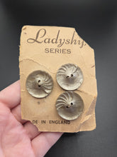 Load image into Gallery viewer, 1940s Deadstock Carded Taupe Brown Buttons
