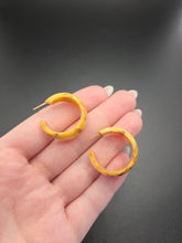 Load image into Gallery viewer, 1940s Banoffee Bakelite Hoop Earrings
