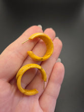 Load image into Gallery viewer, 1940s Banoffee Bakelite Hoop Earrings

