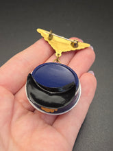 Load image into Gallery viewer, 1940s World War Two US Celluloid Cap Brooch
