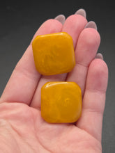 Load image into Gallery viewer, 1940s Yellow Marbeld Square Bakelite Earrings
