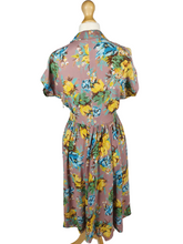 Load image into Gallery viewer, 1940s Dusky Pink/Purple Dress with Flower Pattern and Green Buttons
