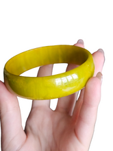 Load image into Gallery viewer, 1940s Yellow/Green Marbled Bakelite Bangle
