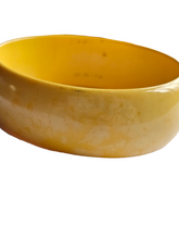 Load image into Gallery viewer, 1940s Beige/Yellow Mottled Bakelite Egg Bangle
