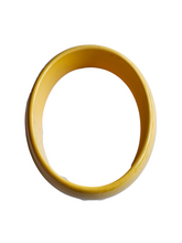 Load image into Gallery viewer, 1940s Beige/Yellow Mottled Bakelite Egg Bangle
