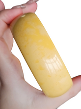 Load image into Gallery viewer, 1940s Beige/Yellow Mottled Bakelite Egg Bangle
