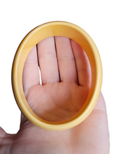 Load image into Gallery viewer, 1940s Beige/Yellow Mottled Bakelite Egg Bangle
