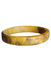 Load image into Gallery viewer, 1940s Bannoffee Marbled Flat Cut Bakelite Bangle
