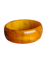 Load image into Gallery viewer, 1940s Banoffee Brown and Golden Marbled Bakelite Bangle
